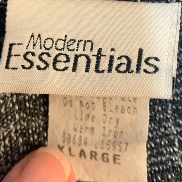 Vintage Modern Essentials light weight blazer jacket, with padded shoulders. - Picture 6 of 9